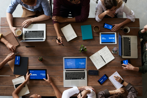 Groupe de personnes travaillant autour d'une table